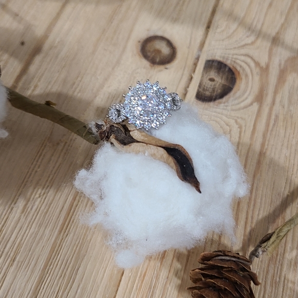 🤍🤍NEW🤍🤍 BREATHTAKING!! Clear CZ Ring in SILVER Plating - Picture 11 of 16
